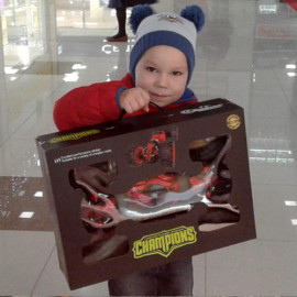 Мальчик с машинкой-перевертышем Хайпер на радиоуправлении фото - shopbabytoys.ru